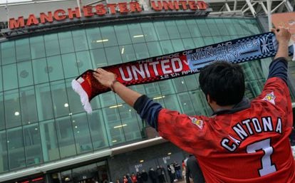 Un hincha del Manchester fuera de Old Trafford