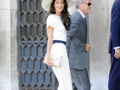 Amal junto a George Clooney en Venecia.