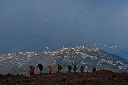 <a href="https://www.visitsicily.info/" rel="nofollow" target="_blank">El cráter del Estrómboli</a>, uno de los volcanes más activos de Europa, en las Islas Eolias, al norte de Sicilia, resulta especialmente imponente cuando el sol se pone. Bajo la oscuridad que brinda la noche, las erupciones y la lava fresca ofrecen un espectáculo de fuegos de artificio. Naturalmente, en una visita guiada a una de las calderas más activas del mundo, también conocida como el 'faro del Mediterráneo', se guarda una prudente distancia. Una excursión hasta su cima, a 924 metros sobre el nivel del mar, suele durar entre cuatro y seis horas de exigente caminata. Durante todo ese tiempo impresiona bastante saber que bajo nuestros pies burbujea el magma ardiente. Se suele partir por la tarde de la oficina de turismo de Pro Loco, en Ficogrande, para coronar el cono volcánico al anochecer.