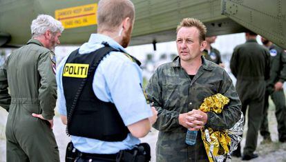 Peter Madsen, con la polic&iacute;a tras ser rescatado.