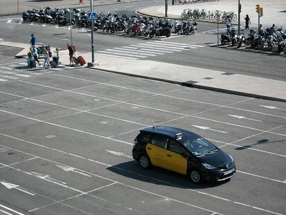 Un taxi estacionado en la estación de Sants en Barcelona.