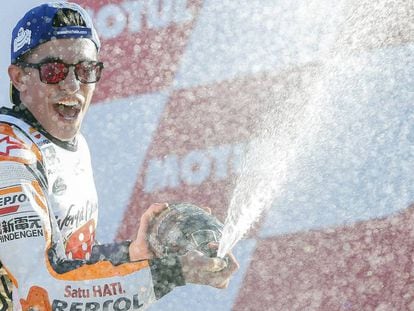 El español Marc Márquez (Repsol Honda) celebra su sexto título mundial.