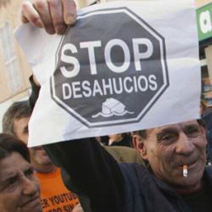 Sebastián González (R) celebra con sus vecinos después de enterarse de la suspensión de su expulsión en Almería, sur de España, 12 de marzo de 2012.