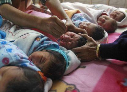 Un trabajador sanitario suministra la vacuna contra la polio a beb&eacute;s en un hospital del estado indio de Tripura. 