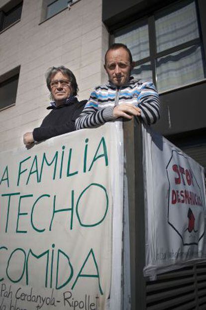 Javier Padilla y Miguel Tauste, en el edificio que ocupan.