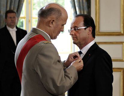 El general Jean-Louis Georgelin impone la la Orden de la Legión de Honor a François Hollande como nuevo presidente de Francia.