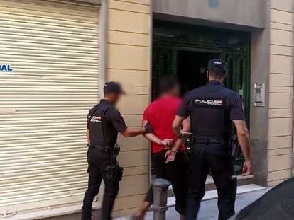 Agentes de Policía Nacional conduce al detenido por el homicidio y las torturas a un hombre en Alicante.