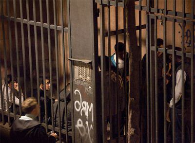 Uno de los espacios en el interior de la finca ocupado por la noche por un grupo de personas.