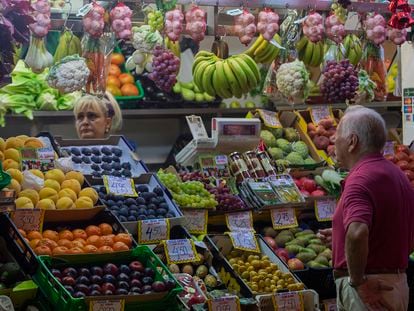 Un puesto de frutas del mercado de abastos de Triana, en Sevilla.