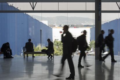 Congressistes del Mobile World Congress al recinte de Fira de Barcelona.