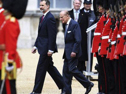 El rey Felipe VI y el duque Felipe de Edimburgo pasan revista a la Guardia de Honor en Londres.