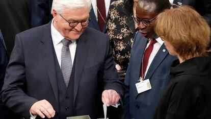 Frank-Walter Steinmeier, nuevo presidente federal de Alemania, vota en la Asamblea Federal celebrada el domingo en Berl&iacute;n.  