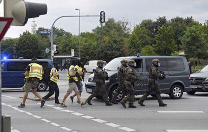 Miembros de las fuerzas especiales de la policía corren hacia el centro comercial donde se ha producido un tiroteo en Múnich, Alemania.