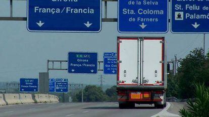 Un camión transita por la autopista catalana AP-7.
