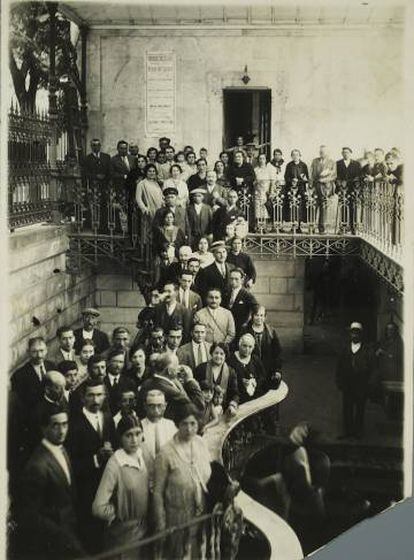 Miguel Primo de Rivera, de espaldas, bebe en una de sus visitas a Mondariz-Balneario cuando era jefe del Gobierno.