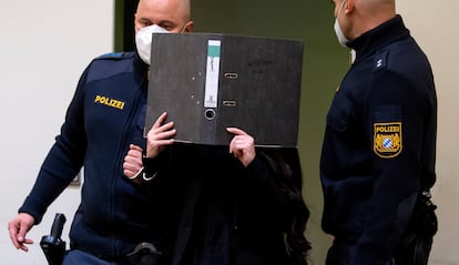 Die Angeklagte Jennifer W. trifft an diesem Montag vor Gericht in München ein.