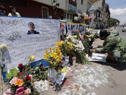 Un hombre pone velas en un altar en memoria de Cristian Hernández, muerto por arma de fuego durante disturbios frente al Comando de atención inmediata (CAI) del Verbenal, este viernes, en Bogotá (Colombia).