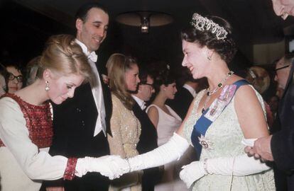 Catherine Deneuve saluda a Isabel II en una recepción celebrada en marzo de 1966.