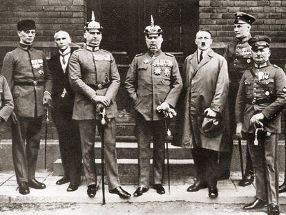 Hitler, junto a otros acusados por el 'Putsch' de Múnich.