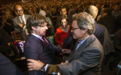 Puigdemont saluda a Artur Mas, en un acto el pasado 19 de mayo.