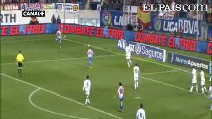 El delantero del Atlético, Diego Forlán, marca dos goles a Osasuna tras 12 partidos seco. <strong><a href="http://www.elpais.com/buscar/liga-bbva/videos">Vídeos de la Liga BBVA</a></strong>