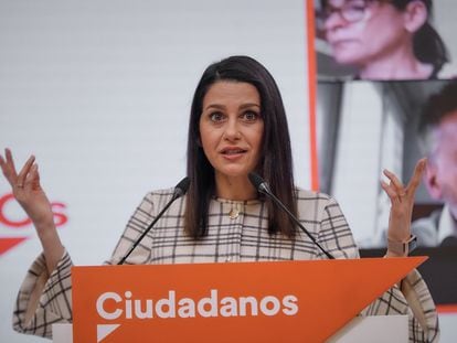 La presidenta de Ciudadanos, Inés Arrimadas, en rueda de prensa tras una reunión del Comité Permanente del partido, este martes.