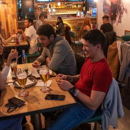 DVD1044 (26/02/2021) Gente en el interior de un restaurante en Madrid. 