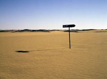 Una señal en una antigua carretera que atraviesa el desierto de Nubia, en Sudán.