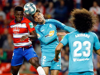 Azeez pelea un balón con nacho Vidal. 