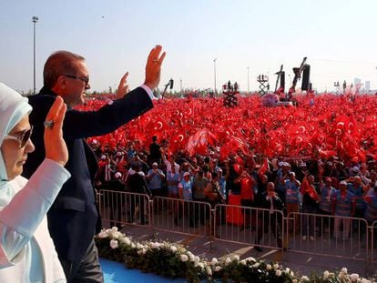 Erdogan y su esposa durante un acto de recuerdo a las v&iacute;ctimas del golpe de estado. 