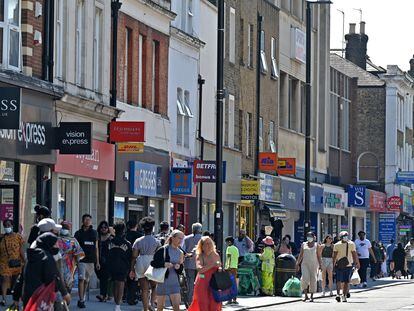 Las calles de Hounslow, un barrio al oeste de Londres donde se ha registrado un aumento de la variante india del virus, llenas de gente este 1 de junio