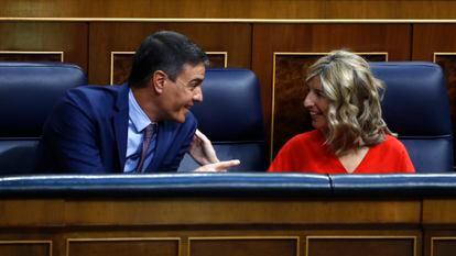 El presidente del Gobierno, Pedro Sánchez, y la vicepresidenta segunda y ministra de Trabajo y Economía Social, Yolanda Díaz, este jueves en el Congreso.