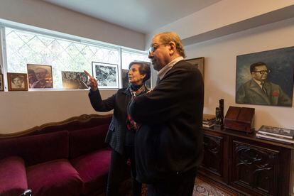 Ascanio Cavallo recorre la casa con la senadora Isabel Allende en Santiago.