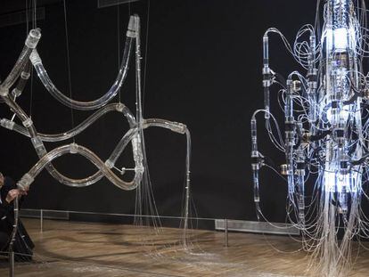 'Cascada', de Yunchul Kim (2018), creada a base de fluidos amorfos y muones que puede verse en el CCCB dentro de la exposición Cuántica.