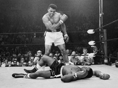 Ali en un combate contra Liston en 1965.