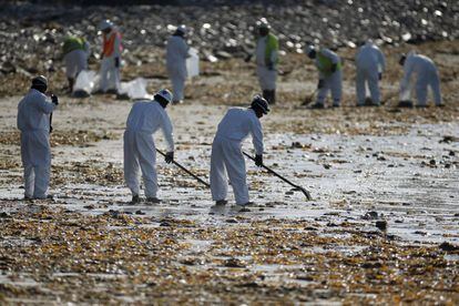 Más de 70 personas participaban este miércoles en los trabajos de limpieza de petróleo en la playa de Refugio, en la zona de Goleta, California. Esta es una zona de cámping muy popular y el desastre se produce apenas a unos días del comienzo de la temporada turística.