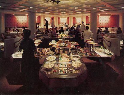 El bufé del Windows on the World se cobraba a 7,95 dólares por persona e incluía desde platos marcadores de los setenta, como la ensalada de lentejas, a lo que entonces parecían arriesgadas novedades, como 'noodles' japoneses con sésamo. |