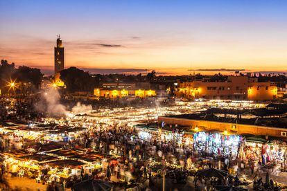 Iluminación nocturna de la plaza de Yemá el Fna, en Marrakech (Marruecos).