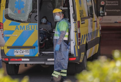 A patient with symptoms of covid-19 is transferred in an ambulance this Thursday, in Santiago.