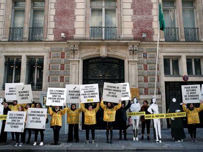 Protesta ante la embajada saudí de París exigiendo la liberación de las feministas saudíes detenidas en su país.