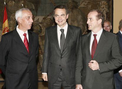 Taguas, con Zapatero y Sebastián tras su toma de posesión como director de la Oficina Económica en 2006.