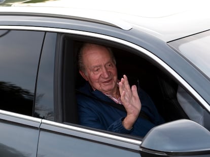 Juan Carlos I abandona el palacio de La Zarzuela el 23 de mayo tras reunirse con su familia.