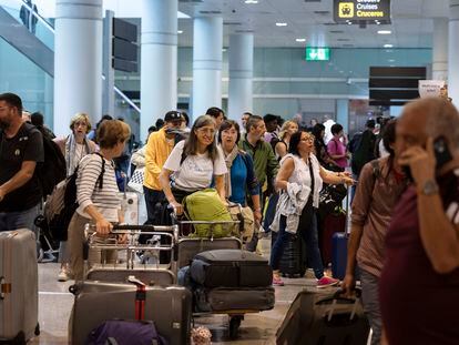 Turistas en la zona de llegadas de la Terminal 1 del aeropuerto de Barcelona-El Prat.