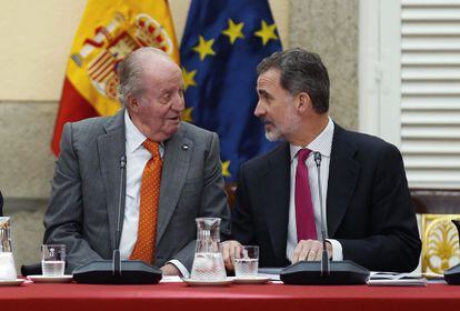 El rey Felipe VI, con su padre, Juan Carlos I, en mayo de 2019 durante una reunión del patronato de la Fundación Cotec.