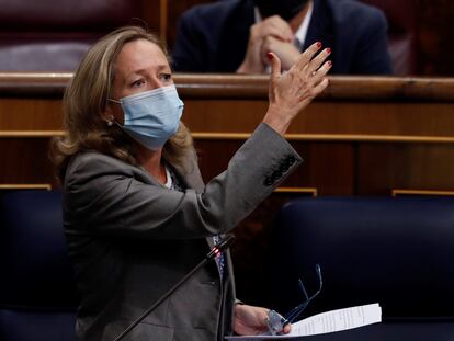 La vicepresidenta del Gobierno y ministra de Economía, Nadia Calviño durante la sesión de control al Gobierno en el Congreso este miércoles.