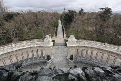 Entre los elementos restaurados, la técnico municipal Pérez Gallo destaca “la preciosa columnata del exterior” y el poco usual friso que la corona. “Está cargado de simbología y refleja los escudos de las entonces 49 provincias, cada uno junto a los oficios más característicos de la zona”. Por ejemplo, A Coruña aparece con el escudo de la Torre de Hércules; a los lados, un pescador y una persona cosiendo las redes de pesca.