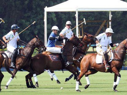 Luis Alfonso de Borbón (con camiseta azul) juega al polo en Sotogrande.