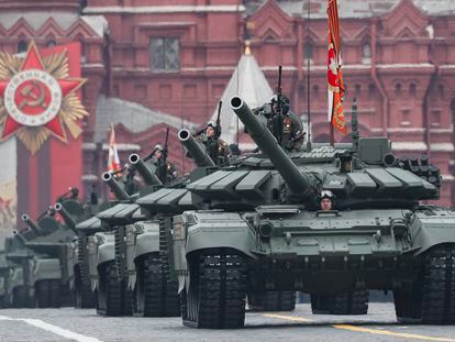 Tanques T-72B3M durante el desfile del Día de la Victoria.