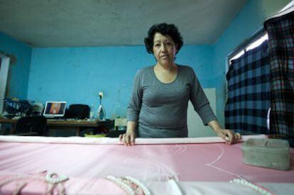 Antonia ha sacado adelante a su familia trabajando como costurera.
