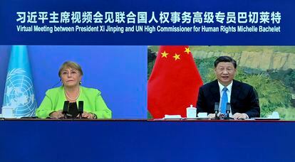 La alta comisionada para los derechos humanos de la ONU, Michelle Bachelet, y el presidente chino, Xi Xinping, durante su reunión telemática este miércoles.